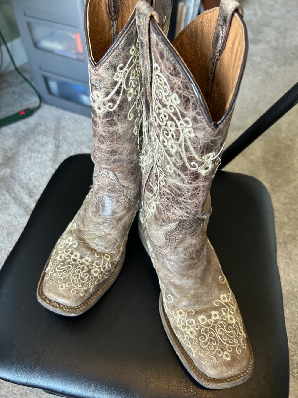 Corral Teens for ages 13 and up western boots 2 1/2 T leather sole embroidered